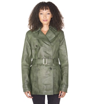 Deze jas heeft een dubbele rij knopen en een traditionele sluiting met drie knopen en beschikt over de kenmerken die de trenchcoat tot zo'n iconisch stijl- en modestuk maken. De sluiting met drie knopen leidt naar een ingekerfde kraag die kan worden gesloten met een gesp, zodat deze lijkt op een klassieke overhemdkraag voor extra warmte. De jas is ook verlengd in de lengte voor extra bescherming tegen de kou. We hebben een verstelbare riemband en bandjes bij de manchetten om een ​​taps toelopende pasvorm bij de taille te garanderen die complementair is aan je vorm en om het ademend vermogen bij de mouwen te behouden. Bij de taille zijn ook twee subtiele handwarmerzakken aangebracht voor gemakkelijk toegankelijke opbergruimte. • 100% eersteklas ultrazacht nappaleer • Klassieke trenchcoatstijl - dubbele rij knopen met knoopsluiting • Voorzien van verstelbare strikceintuur en bandjes bij de manchetten