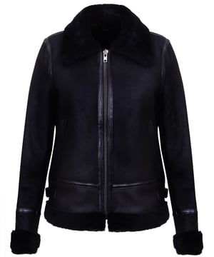 Die 1934 auf den Markt gebrachte B3 wurde so konzipiert, dass sie so warm und bequem wie möglich ist, und diese Jacke zeichnet sich in dieser Hinsicht aus. Diese Premium-Jacke ist aus doppelseitigem Schaffell höchster Qualität gefertigt und verfügt über einen durchgehenden YKK-Reißverschluss, der in unterschiedlichen Längen offen gelassen werden kann, um das dicke Schaffellfutter freizulegen, das in einem schicken schwarzen Farbton erscheint. Für einen extravaganten Look ist das Futter auch an der Taille und den Bündchen freigelegt, und an der Taille haben wir Leistentaschen eingeführt, die als bequeme Handwärmer dienen oder praktische Aufbewahrungsmöglichkeiten bieten. Die Jacke weist außerdem ein glänzendes schwarzes Faltendesign auf der Vorder- und Rückseite auf, um diesem ikonischen Stück einen eleganten Charakter zu verleihen. • Hergestellt aus hochwertigem doppelseitigem Schaffell. • Dickes Schaffellfutter ist dafür bekannt, dass es Wärme und Komfort bietet. • Mit YKK-Reißverschluss und Riemen zur Anpassung der Passform an der Taille. • Mit zwei Leistentaschen an der Taille
