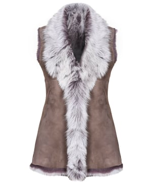 Ein hochwertiges Kleidungsstück, das perfekt geeignet ist, um in den kälteren Monaten einen eleganten Look zu bewahren und gleichzeitig warm zu bleiben. Diese Weste ist länger geschnitten und besteht aus unserem hochwertigen spanischen Toscana-Schaffell, das dafür bekannt ist, zu den wärmsten und bequemsten Wollstoffen der Welt zu gehören. Das weiche Wollfutter kann entweder mit einem Haken- und Ösenverschluss verdeckt oder in einem markanten Wasserfalldesign an der vorderen Öffnung freigelegt werden, um einen extravaganten Look zu erzielen. Damit ist es das perfekte Stück, um Ihren Winteroutfits einen Hauch von Eleganz zu verleihen. • Exklusiv im Vereinigten Königreich aus doppelseitigem Toscana-Schaffell hergestellt. • Das Toscana-Schaffellfutter bietet beispiellose Wärme und Komfort. • Außen- und Innenseite sorgfältig verarbeitet für ein weiches, seidiges Finish. • Länge: 30 Zoll.