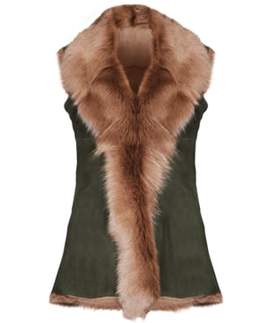 Ein hochwertiges Kleidungsstück, das perfekt geeignet ist, um in den kälteren Monaten einen eleganten Look zu bewahren und gleichzeitig warm zu bleiben. Diese Weste ist länger geschnitten und besteht aus unserem hochwertigen spanischen Toscana-Schaffell, das dafür bekannt ist, zu den wärmsten und bequemsten Wollstoffen der Welt zu gehören. Das weiche Wollfutter kann entweder mit einem Haken- und Ösenverschluss verdeckt oder in einem markanten Wasserfalldesign an der vorderen Öffnung freigelegt werden, um einen extravaganten Look zu erzielen. Damit ist es das perfekte Stück, um Ihren Winteroutfits einen Hauch von Eleganz zu verleihen. • Exklusiv im Vereinigten Königreich aus doppelseitigem Toscana-Schaffell hergestellt. • Das Toscana-Schaffellfutter bietet beispiellose Wärme und Komfort. • Außen- und Innenseite sorgfältig verarbeitet für ein weiches, seidiges Finish. • Länge: 30 Zoll.