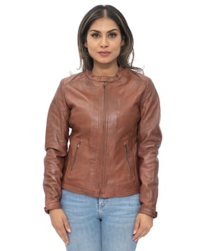 Diese Bikerjacke ist schlicht und zurückhaltend gehalten und sorgt für eine minimalistische Ästhetik, die sich hervorragend für alle Freizeitoutfits eignet, die Sie zusammenstellen, wenn Sie einen mühelos schicken Look bevorzugen. Diese Jacke wird mit einem verdeckten YKK-Metallreißverschluss geschlossen, der zu einem kurzen Stehkragen führt, der mit einem Druckknopfband befestigt werden kann. Die Vorderseite der Jacke beschränkt sich auf zwei schräge Hüfttaschen, die mit handpolierten Metallreißverschlüssen ausgestattet sind, um sicherzustellen, dass Ihre Sachen sicher aufbewahrt werden. Dieser Stil erscheint in unserer Premium-Holzfarbe, die gut zu einer Jeans in heller Waschung passt. • 100 % hochwertiges, ultraweiches Nappaleder. • Ausgestattet mit einem YKK-Reißverschluss in der Mitte und kurzem Stehkragen. • Verfügt über 2 Außentaschen mit Reißverschluss und Ärmelbündchen mit Reißverschluss