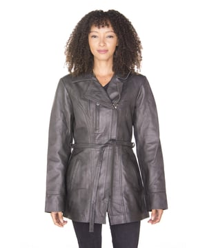 We hebben dit jasje ontworpen met een stijlvolle, eigentijdse look en een slim fit-silhouet, voor een jasje dat prachtig aansluit en chic is. De voorkant van de jas is afgewerkt met een dubbele rij knopen en een verborgen YKK-ritssluiting die doorloopt tot aan de stijlvolle wijdverspreide kraag met inkeping. Een skinny stropdas is geïntroduceerd in de taille en zorgt voor een moderne toevoeging die dit jasje een causale uitstraling geeft. Voor extra functionaliteit zijn er twee subtiele zakken in de taille met een extra Napoleonzak met ritssluiting op het bovenste juk. Verkrijgbaar in drie van onze klassieke premium kleurencombinaties. Dit is een strakke herinterpretatie van de klassieke bikerstijl. • 100% premium ultrazacht nappaleer • Voorzien van een skinny tailleband, twee subtiele taillezakken en een zak in Napoleonstijl • Slim fit ontwerp met verlengde lengte en verborgen YKK-ritssluiting