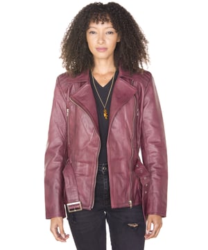 Diese Bikerjacke unterscheidet sich von anderen ähnlichen Modellen durch ihre längere Länge und eignet sich daher perfekt für alle, die die ikonische Biker-Silhouette suchen, aber längere Jacken bevorzugen. Dieses edle Stück verfügt über das üppige, breite Revers und den schrägen YKK-Reißverschluss, die den Biker-Stil so unverwechselbar machten. Wir haben außerdem einen Taillengürtel eingeführt, um Charakter zu verleihen und ein schmaleres Erscheinungsbild an der Taille zu schaffen, das zu Ihrer Körperform passt. Für zusätzliche Praktikabilität verfügen wir über Reißverschlüsse an den Brusttaschen und an den Manschetten für zusätzliche Einstellbarkeit sowie zusätzliche Pattentaschen an der Taille. • 100 % hochwertiges, ultraweiches Nappaleder • Futter aus hochwertiger Polyestermischung • Ausgestattet mit einem außermittigen YKK-Reißverschluss und einem breiten, fallenden Revers • Verfügt über 4 Außentaschen und einen verstellbaren Hüftgurt