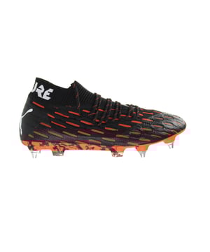 Domine el campo de fútbol con agilidad y estilo inigualables con las botas de fútbol Black/Orange Men's Black/Orange de Puma Future 6.1 NetFit MXSG. Diseñado para elevar su juego, estas botas combinan tecnología de vanguardia con un diseño audaz, lo que las convierte en la mejor opción para futbolistas ambiciosos.

Características clave:

Tecnología NetFit: las futuras botas de fútbol 6.1 cuentan con el innovador sistema de cordones NetFit de Puma, que permite patrones de cordones personalizables. Esta tecnología proporciona un ajuste perfecto y personalizado, asegurando que sus pies estén cerrados de forma segura para un rendimiento y capacidad de respuesta óptimos.

Construcción liviana: elaborado con materiales livianos, estas botas reducen el peso innecesario sin comprometer la durabilidad. El diseño ágil lo ayuda a moverse rápidamente en el campo, lo que hace que las vueltas rápidas y los sprints rápidos sean más fáciles de ejecutar.

Control mejorado de la pelota: la parte superior de las botas se construye a partir de materiales premium que proporcionan un excelente toque y sensación en la pelota. Esto mejora su control sobre el juego, permitiendo pases precisos, tiros precisos y dribbles hábiles.

PLATA DE SOLEPILIDAD DINÁMICA: la placa soleada MXSG (tierra múltiple) está especialmente diseñada para la máxima tracción y agilidad en superficies de hierba natural suave, fangosa o húmeda. Los pernos colocados estratégicamente ofrecen un agarre superior, lo que le permite cambiar rápidamente y acelerar con confianza.

Diseño llamativo: con una llamativa combinación de colores negros y naranjas, estas botas seguramente volverán las cabezas en el campo. La marca Bold Puma agrega un toque de estilo, lo que te hace destacar como un verdadero stendsetter.

Contador de talón de apoyo: las botas cuentan con un contador de talón resistente que proporciona estabilidad y evita el deslizamiento durante los movimientos intensos. Este apoyo es esencial para mantener el equilibrio y reducir el riesgo de lesiones.