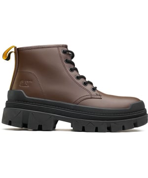 Adéntrate en la resistencia y el estilo con las botas altas tipo chukka de Caterpillar Hardware. Estas botas marrones, confeccionadas con cuero resistente y rematadas con una suela de goma resistente, redefinen la durabilidad con un aspecto versátil. Están completamente forradas para brindar comodidad y repletas de características de calidad; son una declaración de fuerza y confianza en tus pies.