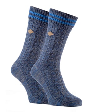 Farah 1920 Cable Knit Cuffed Boot Socks Un par de calcetines cómodos y con estilo es una parte esencial de cualquier conjunto. Estos calcetines de punto Farah 1920 son una gran elección para su colección, ya que vienen en una variedad de colores con un hilo de algodón grueso, con una costilla de punto de cable que se ven muy bien con moleskin formal o pantalones de tweed resistentes. Estos calcetines tienen un 76% de algodón, lo que significa que son ricos en algodón, lo que hace que estos calcetines sean muy cómodos y suaves para el pie, al tiempo que ofrecen los beneficios asociados al uso de calcetines de algodón. Tienen la icónica "F" de Farah bordada en los calcetines en una lengüeta cosida con el logotipo. Todas las opciones de color tienen una banda de contraste de 2 rayas en la parte superior del calcetín alrededor del puño elástico. También tienen un puño de canalé seguro, que añade un estilo clásico a los calcetines y los mantiene seguros alrededor de las piernas para evitar que se deslicen hacia abajo. Gracias a su grueso tejido de punto de algodón por cable y a su ligera sujeción, estos calcetines son ideales para llevar con ropa informal o con botas de moda. Esto se debe a que se ajustan más cómodamente a las botas, más que los calcetines finos de algodón normales. También son gruesos, por lo que son ideales como calcetines de vestir en invierno, cuando los calcetines de vestir habituales no sirven. Cualquiera que busque un par de calcetines cómodos y a la moda en un solo paquete los encontrará con estos calcetines. Disponibles en un paquete de 2 pares, están disponibles en 3 colores. Son de la talla 6-11 UK 7-12 US 39-45 EUR para hombre y la composición del material es 76% Algodón, 23% Poliéster, 1% Elastano Detalles adicionales del producto - Paquete de 2 pares - Con la marca Farah - Calcetines de bota - Punto por cable - Algodón - 6-11 UK 7-12 US 39-45 EUR - Puño / parte superior giratorios - 76% Algodón, 23% Poliéster, 1% Elastano - Lavables a máquina.