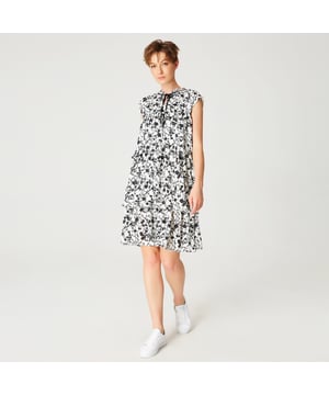 Ein romantisches und leichtes "Babypuppen"-Kleid, strukturiert mit drei großen, gestuften Rüschen. Leicht strukturierter Stoff mit einfarbigem Blumendruck, Kragen mit Raffung und schwarzem Band zum Binden. Sie können die "mädchenhafte" Seite voll ausspielen, indem Sie es mit Ballerinas oder Turnschuhen und einer weißen Jeansjacke tragen, oder ihm eine glamourösere Seite mit Absätzen und einem schwarzen Blazer verleihen. In der Zwischensaison kann es zu einer Tunika mit einem Paar Leggings getragen werden.
Einzelheiten zum Produkt
- Form: Trapez
- Ohne Ärmel
- Hoher Kragen
- Gummizug in der Taille
- Länge: 98 cm
