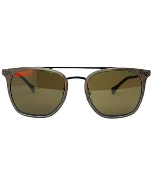 Gafas de sol plateadas Police SPL152 GGNH. Ancho de la lente = 53 mm. Ancho del puente nasal = 20 mm. Longitud del brazo = 140 mm. 100% de protección contra la luz solar UVA y UVB y cumple con la norma británica EN 1836:2005. Gafas de sol, estuche para gafas de sol, paño de limpieza e instrucciones de cuidado, todo incluido.