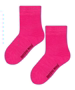 Para los niños a los que les gustan los calcetines divertidos y coloridos, encontrarás el par perfecto para su personalidad. Estos calcetines de lana merina para niños y niñas de Steven son un gran complemento para los pies de los más pequeños. Este par de calcetines hará que el niño sonría durante todo el día. Están fabricados con fibras de lana merina de la mejor calidad, que no sólo son supersuaves y muy cómodas, sino que están diseñadas para mantener los pies calientes gracias a sus propiedades térmicas naturales. Son ideales para que los niños sufran menos irritaciones y estén más cómodos. Estos calcetines vienen en 12 colores diferentes que incluyen: Negro, Azul Marino, Rosa, Rojo, Azul, Crema, Amarillo, Gris Oscuro, Beige, Rosa Caliente, Gris Claro y Borgoña. Se pueden llevar con o sin zapatos, no importa lo que elijas, ¡tus hijos se verán y sentirán genial con estos calcetines! Hay un montón de estilos para niños y niñas y están disponibles en 3 tamaños: 3-6 años, 6-8 años y 9-11 años, por lo que no sólo hay un montón de opciones para los patrones, hay opciones de tamaño también. Estos calcetines están hechos de: 72,5% Lana Merino, 23% Poliamida, 4% Elastano, 0,5% Polipropileno, vienen en 12 colores diferentes y están disponibles en 2 Tallas: 3-6 años, 6-8 años y 9-11 años. Se pueden lavar a máquina.