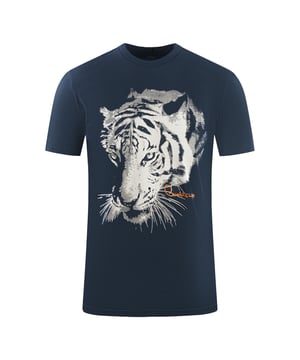 Cavalli Class Gedrukt Logo Donkerblauwe T-Shirt. Blijf stijlvol en zelfverzekerd met dit Cavalli Class merk Logo Donkerblauwe T-Shirt. Dit comfortabele shirt met een merklogo toont jouw unieke gevoel voor stijl en laat een onvergetelijke indruk achter! Ronde Hals, Korte Mouwen. 100% Katoen. Regular Fit, Past Echt Op Maat. Stijlcode: RXT60J JD060 04926