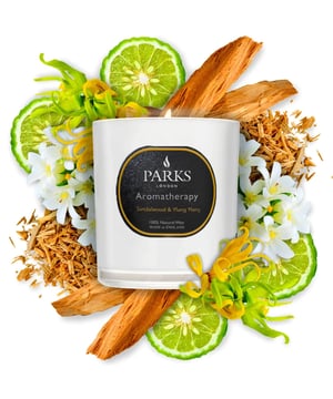 Sandelhout & Ylang Ylang is kalmerend en zwoel en doet denken aan de gloed van een zonsondergang. Intrigerend en weelderig, ylang ylang is een unieke levendige bloemennoot tussen de rasperige rijkdom van de stem van een jazz-zanger en de zachte zoetheid van tropisch fruit, terwijl sandelhout romig en intens is. Hints van kruidige nootmuskaat, jasmijn en frisse bergamot creëren lift en diepte. Perfect wanneer je een warme en sensuele ambiance wilt.