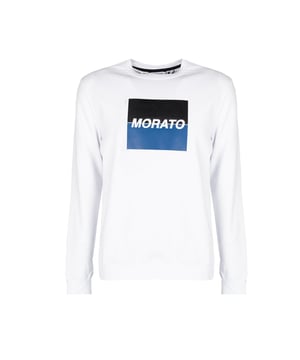 Este corte clásico funciona en cualquier atuendo casual, ofreciendo comodidad sin sacrificar un aspecto moderno.
El escote en forma de C le da a la camiseta un carácter sutil y es una excelente opción para aquellos que valoran el minimalismo con un toque de originalidad.
El estampado llamativo en el frente no es solo un elemento de moda, sino también una forma de expresar tu personalidad e intereses a través de la ropa.
Las mangas y el bajo terminados con un sólido elástico garantizan un ajuste perfecto y mantienen la forma de la camiseta durante mucho tiempo.
El estampado sutil pero reconocible con el nombre de la marca en la nuca muestra la atención al detalle y subraya la autenticidad del producto.
La tela de alta calidad con la que está hecha la camiseta asegura comodidad en el uso y durabilidad, por lo que se convertirá en tu artículo favorito del armario por muchas temporadas.