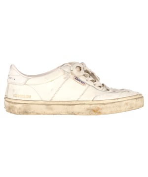 Empfohlener Verkaufspreis
Die Golden Goose Soul Star Sneakers aus elfenbeinfarbenem Leder sind eine vielseitige und stilvolle Wahl für Freizeit und Alltag. Das Modell aus weißem Nappaleder besticht durch sein zeitloses Design mit einer weißen Fersenlasche aus Leder als zusätzliches Detail. Die weißen Schnürsenkel verleihen diesen Sneakers einen klassischen Touch und machen sie zu einer schicken und trendigen Ergänzung Ihrer Schuhkollektion. Inspiriert von der Entwicklung des Sneakers vom Performance-Modell zum Alltags-Essential vereinen die Soul Star Sneakers mühelos Komfort und Mode.

Golden Goose Soul Star Sneakers aus elfenbeinfarbenem Leder
Zustand: Sehr gut
Gebrauchsspuren: Leichte Gebrauchsspuren, wenig getragen, aber sehr gut erhalten. Leichte Gebrauchsspuren an Sohlen und Knicken, leichte Abnutzungsspuren an Sohlen und Fersen.
Verpackung: Staubbeutel
Farbe: Weiß | Elfenbein
Material: Leder
Größe: EU 38/US 8
Maße: Absatzhöhe: 30; Innensohlenlänge: 270
Artikelnummer: NAPPUGBSH398319W