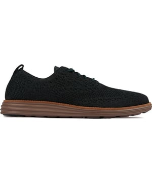 Las Cole Haan Original Stitchlite son unas elegantes zapatillas con cordones redefinidas. Con una suela elegante, flexible y liviana para una comodidad incomparable, estos zapatos Brogue con parte superior tejida se mueven contigo y brindan un toque de sofisticación. La innovadora tecnología Grand.OS de Cole Haan ofrece una amortiguación sensible y una absorción de impactos duradera, lo que hace que estos zapatos sean ideales para usar durante todo el día. El Cole Haan Original Grand ofrece comodidad y artesanía en cada paso.