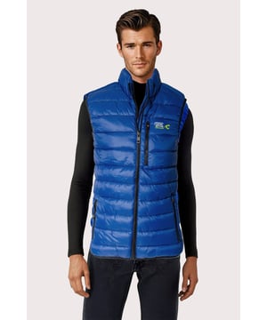 Thanks to its modern synthetic materials, this vest is water-repellent, windproof and padded without using down. Its fashionable quilted pattern will complement your leisure looks to make a great basic accessory. There are some practical pockets: two inside pockets and two zip pockets on the outside.