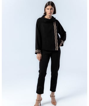 La Chaqueta Mónica es la elección perfecta para añadir un toque de elegancia a tus looks de invierno. Con su diseño minimalista y detalles dorados, esta chaqueta ofrece un estilo sofisticado y cómodo. Ideal para combinar con pantalones oscuros y botas para un look chic y moderno.
 
 
 
 Chaqueta evasé.
 
 Cierre cruzado con dos botones presión.
 
 Detalle en color dorado en manga y cuello.
 
 Tejido jacquard.