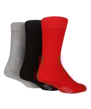 Wild Feet is een geweldige keuze als je op zoek bent naar kwaliteit en sterke en gedurfde kleuren voor je voeten. Als je ervan houdt om een ​​luid statement te maken met je sokken, dan zijn deze perfect! Met 3 kleuren per verpakking heb je keuze te over als het gaat om het kiezen van je sokken voor vandaag! Ze zijn ook gemaakt van een rijke viscose van bamboe-materiaal, waardoor deze sokken tot de zachtste sokken behoren die je ooit zult dragen! Deze sokken zijn ideaal voor dagelijks gebruik of voor de werkdag. Ze kunnen zelfs een geweldig cadeau zijn voor iemand waarvan je weet dat hij een upgrade van zijn sokkenla nodig heeft met het geweldige comfort dat ze bieden. Wild Feet is een reeks sokken met coole ontwerpen, gedurfde kleuren en eigenzinnige slogans - van mopshonden en pinguïns tot leeuwen en lama's! Kies uit een reeks stijlen voor heren en dames, van enkelsokken tot sneakersokken. Er zijn zelfs enkele sportieve stijlen beschikbaar! Er zijn 6 variaties om uit te kiezen met 3 kleuren per verpakking. Ze zijn verkrijgbaar in één maat heren 39-45 EU, zijn gemaakt van 70% viscose bamboe en kunnen in de machine worden gewassen.