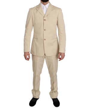 Hermoso traje 100% auténtico ROMEO GIGLI nuevo con etiquetas  
Traje de 2 piezas con chaqueta y pantalones de un solo botón  
Cierre: 3 botones  
Ajuste: Ajuste regular  
Color: Beige  
La chaqueta tiene dos ventilaciones abiertas en la parte trasera  
La chaqueta tiene dos bolsillos interiores  
Los pantalones tienen un cierre de cremallera de 3 vías  
Detalles del logo  
Hecho en Italia  
Material: 65% Poliéster 35% Algodón  
Forro: 72% Viscosa 28% Algodón