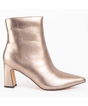 Dames enkellaars met hak. Comfortabele pasvorm. Gevoerde binnenzool van natuurlijk leer. Gemaakt door andere merken voor ons merk. Afmetingen: 8 cm hak, 13 cm hoog en 10 cm breed.
