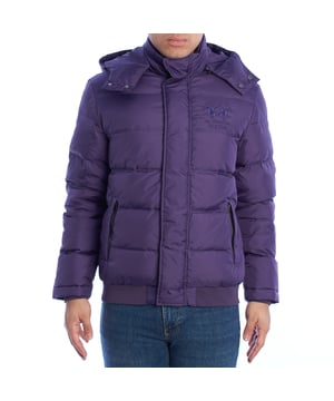 Gewatteerd herenjack van La Martina.

 Een functioneel en modern ontwerp kenmerkt deze gewatteerde jas van La Martina, ideaal om stijl en warmte te behouden tijdens de winter.

 Details:

 - Gemaakt van hoogwaardige, windbestendige buitenstof, ideaal voor lage temperaturen.
 - De gewatteerde voering biedt uitstekende thermische bescherming.
 - Afneembare capuchon met rits en drukknoopsluiting.
 - Ritssluiting aan de voorkant en extra overslag met drukknopen voor extra windbescherming.
 - Zijzakken met ritssluiting.
 - Binnenzakken met ritssluiting.
 - Onderscheidend La Martina borduursel op de borst en grafisch detail op de rug, dat de unieke stijl van het merk benadrukt.
 - Elastische geribde manchetten en zoom.

 Deze gewatteerde herenjas van La Martina combineert warmte, stijl en functionaliteit, waardoor het de perfecte keuze is voor wie op zoek is naar een veelzijdig en stijlvol winterkledingstuk.
 Samenstelling: Stof: 100% Polyamide; Voering: 100% Polyester; Vulling: 80% Dons, 20% Veer
 Onderhoud:
- Machinewasbaar in koud water.
 - Gebruik een mild wasmiddel en vermijd het gebruik van bleekmiddel.
 - Gebruik geen droger.
 - Niet direct strijken.