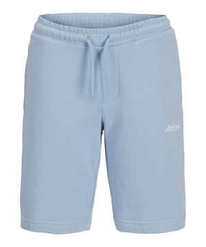 Diese Sweat-Shorts für Jungen vereinen sportlichen Stil und hohen Komfort in einem modernen Design. Der Slim Fit sorgt für eine schmale Passform, die perfekt am Körper anliegt, ohne die Bewegungsfreiheit einzuschränken. Seitliche Eingrifftaschen bieten praktischen Stauraum für kleine Schätze. Der elastische Bund mit Kordelzug garantiert eine individuelle und bequeme Passform. Ein kleiner Label-Print am linken Bein setzt einen coolen Akzent. Der weiche Stoff sorgt für ein angenehmes Tragegefühl, ideal für sportliche Aktivitäten oder entspannte Tage. Diese Shorts lassen sich vielseitig kombinieren und bieten einen lässigen Look. Perfekt für aktive Jungs, die Wert auf Stil und Bequemlichkeit legen!