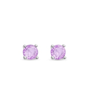 Pendientes otieno de plata de ley 925 y circonita amatista con acabado en baño de oro amarillo de 18 quilates. El nombre de la línea lo avala: ATELIER Color. Joyas que se rinden a un diseño atípico que han colocado estos diseños sensuales en una posición privilegiada: formando parte del fondo de armario de la mujer actual. Diseños constituidos por circonitas de colores cuidadosamente terminados a mano sobre una base de Plata de Ley 925.  Una redefinición de diseños de joyería que se materializa en diseños puros y simples. Creaciones que expresan la singularidad femenina: ready- to-wear.
