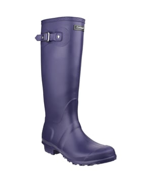 Hohe Damen-Wellies mit dekorativem Schnallenriemen an der Seite. Knielang. Vollständig wasserdicht. Selbst gefüttert. Mit PVC-Obermaterial hergestellt. Einfaches Anziehen und bequeme Passform. Wadenumfang: 36cm.