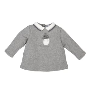 Long sleeve sweater.
 Lapel collar.
 Half-height button closure at the back.
 Embroidered detail on the front and brand name.
 Contrast elbow pad detail.
 Seams seen in tone.
 Composition: 95% Cotton, 5% Elastane
 Care:
- Wash maximum at 30ºC.
 - Iron at medium temperature, max. 110ºC.
 - It is not allowed to use a dryer.
 - Do not use bleach.
 - Does not support dry cleaning.