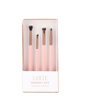 Create the perfect smokey eye with The Luxie Smokey Eye Set. You'll get everything you need to master a smokey eye, cut crease, and winged liner. Our signature Rose Gold brush line features premium soft, synthetic bristles encased in a rose gold ferrule atop a chic pink handle, making them not only functional, but a beautiful addition to your vanity.
