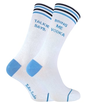 Wil je indruk maken met je nieuw gevonden sokkenswag? Kijk dan eens naar het verfrissende nieuwe merk Talkie Sokken met hun uitgebreide nieuwe collectie. Dit assortiment van bring me a beer & wodka sokken (niet gemengd) is een ideaal cadeau voor iedereen die op zoek is naar een kleine voor een vriend of familielid. Of misschien wilt u anderen gewoon vertellen dat u wanhopig graag uw favoriete drankje bij u wilt laten bezorgen. Het logo van Talkie Sokken is op de voet van de sok gedrukt. Deze zachte katoenen crew-sokken hebben gebreide ontwerpen van berichten waarvan je misschien wilt dat mensen ze opmerken aan je voeten. Kies tussen het eisen van een biertje of wodka met dank aan Talkie-sokken. Op de ene sok staat 'TALKIE SAYS' en op de andere staat 'BRING ME BEER' of 'BRING ME WODKA'. Het hoofdgedeelte van de sok is wit, maar er zijn ook blauwe en gele afwerkingen op elk van de sokken. Als cadeau zijn deze sokken een briljant idee voor een geheime kerstman of kousvuller. Ze zijn ook gemaakt van ademend katoen en zijn katoenrijk met een gehalte van 70% katoen, 28% nylon en 2% elastaan. In tegenstelling tot sommige andere design sokken, richt Talkie Sokken zich ook op comfort. Ze hebben ook een handgeknoopte teen om de prikkelbaarheid van de teennaad te verminderen, waardoor je voeten niet alleen stijlvol maar ook blij worden. Deze sokken zijn verkrijgbaar in maat 39-45 EU en zijn per paar verkrijgbaar. Ze zijn ook veilig wasbaar in de machine.