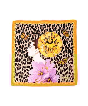 Accesorio de lujo de fabricacion italiana de edicion limitada.
  Hecho de seda 100% enrollada a mano.
  Mide 35 pulgadas cuadradas.
  Llamativo diseno naranja con estampado de leopardo.
  Colaboracion dinamica entre Dee y Ashley Longshore.
  Complemento vers.