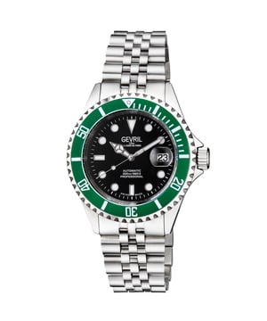 Un accesorio para el éxito. Un distintivo reloj suizo siempre es una inversión segura. Con un diseño arquitectónico en acero inoxidable que recuerda artísticamente al famoso horizonte de la ciudad de Nueva York, cada reloj de la Colección Gevril Wall Street llama la atención. El bisel giratorio unidireccional enmarca un cristal de zafiro resistente a los arañazos y anti-reflejante. Detallado a la perfección, una lente magnificada muestra los índices y las manecillas luminosas en un dial contrastante. La forma nunca se sacrifica por la función: cada reloj es resistente al agua hasta 200 metros y cuenta con una pulsera de acero inoxidable con cierre de despliegue. Disponible en una serie de elegantes colores de dial, la Colección Wall Street hace una declaración fuerte.

Reloj de pulsera Gevril 4852B para hombres de la Colección Wall Street

Reloj de pulsera Gevril para hombres de la Colección Wall Street
Caja de acero inoxidable 316L satinado de 43mm, bisel giratorio unidireccional
Corona roscada con logotipo de Gevril
Índices luminosos en el dial, manecillas luminosas, dial negro, bisel verde
Fecha a las 3 en punto con lente magnificada
Pulsera Jubilee de acero inoxidable 316L con cierre de despliegue
Cristal de zafiro anti-reflectante
Resistente al agua hasta 200 metros / 20 ATM
Movimiento suizo automático de 3 manecillas, SW200