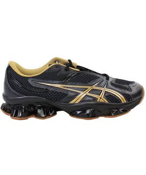 Erleben Sie die perfekte Fusion aus avantgardistischem Design und hochleistungsfähiger Technologie mit den Asics Kiko Kostadinov x Gel-Quantum Zientzia Herren Sneakers in Schwarz. Diese limitierte Zusammenarbeit vereint Kiko Kostadinovs kühne, innovative Ästhetik mit Asics' renommierter Ingenieurskunst. Obermaterial aus hochwertigem, premium Material in einem eleganten, komplett schwarzen Design mit markanten Designelementen, die sowohl auf als auch abseits des Platzes ein starkes Style-Statement setzen. Mit ihrer leichten, atmungsaktiven Konstruktion bieten diese Sneakers überragenden Komfort während intensiver Trainingseinheiten oder urbaner Abenteuer, während das fortschrittliche GEL-Dämpfungssystem und die reaktionsfreudige Zwischensohle außergewöhnliche Stoßdämpfung und Energierückgabe gewährleisten. Die strapazierfähige Gummisohle bietet zuverlässige Traktion auf unterschiedlichen Untergründen und macht diese Sneakers so funktional wie modisch.

Hauptmerkmale:
Avantgardistisches Kollaborationsdesign:

Eine einzigartige Mischung aus Kiko Kostadinovs modernem Stil und Asics' Leistungsherkunft, die einen kühnen, auffälligen Look bietet.

Premium-Obermaterial in Schwarz:

Hergestellt aus hochwertigen, technisch fortschrittlichen Materialien, ist das schlanke monochrome Finish sowohl vielseitig als auch stylisch.

Fortschrittliches GEL-Dämpfungssystem:

Bietet überlegene Stoßdämpfung und Energierückgabe, um dynamische Bewegungen zu unterstützen und den Aufprall zu reduzieren.

Reaktionsfreudige Zwischensohlentechnologie:

Sorgt für sanfte Übergänge vom Fersenauftritt zum Abstoß, was die Effizienz des Schrittes insgesamt verbessert.

Strapazierfähige Gummisohle:

Bietet hervorragende Traktion und Stabilität auf unterschiedlichen Oberflächen und gewährleistet zuverlässige Leistung in jeder Umgebung.

Steigern Sie Ihre Leistungsfähigkeit und Ihren Stil mit diesen exklusiven Sneakers, die moderne Sportbekleidung neu definieren.