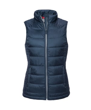 Futter aus kontrastierendem Polyester. Ökoeffiziente DuPont Sorona-Füllung. Wasserabweisende Aquapel-Behandlung durch Nanotex. Kontrastreicher Reißverschluss und Kinnschutz. Innentasche mit Reißverschluss. 2 Taschen mit Reißverschluss. Kordelzug im unteren Saum. Material: Polyester.