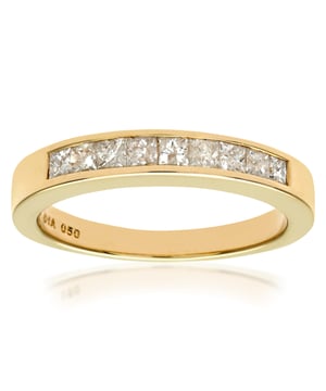 Oro amarillo de 9 quilates (375): 3,1 g; # Diamante: 0,5 ct