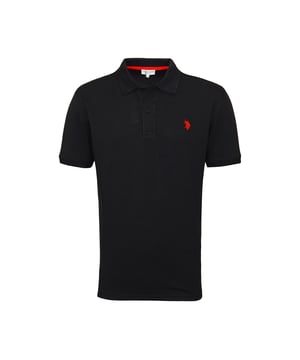 Magnifique polo de la marque US Polo ASSN. Depuis 1890. Le polo basique est en coton avec un faible pourcentage d'élasthanne. Patte polo discrète sur la poitrine gauche et bord-côte contrasté aux poignets.