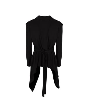 La chaqueta de corte asimétrico es la elección ideal para aquellos que aprecian un look moderno y elegante, que se destaca entre los diseños clásicos, añadiendo un toque de vanguardia a cualquier guardarropa.

Con dos bolsillos insertados, que no solo añaden elegancia, sino que también son extremadamente prácticos, permitiendo guardar objetos pequeños sin alterar la línea de la silueta.

Con almohadillas en los hombros, que sutilmente resaltan los hombros, dando a la figura un aspecto más definido y profesional, perfecto para reuniones importantes y ocasiones formales.

Con una correa adicional con hebilla metálica, que no solo añade estilo, sino que también permite un ajuste perfecto de la chaqueta al cuerpo, destacando la cintura y añadiendo un elegante acabado al conjunto.

Hecha de tejido de alta calidad, que asegura durabilidad y confort al usar, mientras se presenta de manera lujosa y elegante, lo que hace que la chaqueta sea una inversión para años.