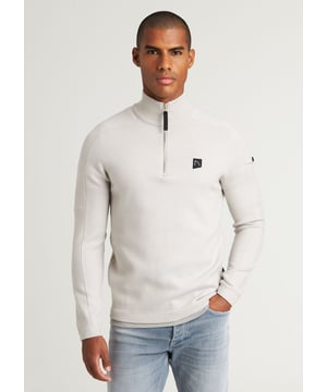 Fit & Materiaal De Oscar Half zip is een aangesloten model trui. Door de fabric-mix voelt deze knit zacht aan en is hij erg rekbaar. Details Deze trui heeft een geribde opstaande kraag met een half-zip rits. Verder is deze trui voorzien van geborduurde CHASIN’ details op de linkerborst, nek en rits. Specs Aangesloten Zachte stof Rekbaar Opstaande kraag Halfzip CHASIN' details