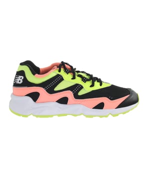 Als onderdeel van de "Sunrise Pack" tussen Kawhi Leonard en New Balance, krijgen we de ML850KL1 te zien in een zonsopgang geïnspireerde kleurstelling. De kleurverloop van roze naar zwart past perfect bij het gedurfde silhouet, gemaakt van lichtgewicht mesh en leer de volumineuze sneaker is afgewerkt met een FRESH FOAM tussenzool voor zachte demping.
- New Balance ML850KL1 "Sunrise Pack".
- Leer en mesh bovenste
- Abstracte grafische print in de buurt zool
- FRESH FOAM tussenzool demping
- Vibram ® buitenzool