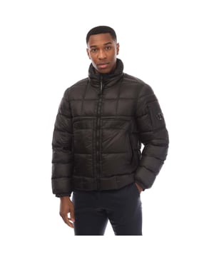 Heren C.P. Company D.D. Shell Hooded Short Down Jacket in zwart.- Verbergbare verstelbare capuchon.- Tweeweg ritssluiting.- Zijzakken met rits.- Lensdetail.- Geribde manchetten.- Normale pasvorm.- 100% Polyamide.- Ref: 17CMOW216A999