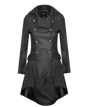 Entra en el encantador reino de la elegancia gótica con nuestro abrigo de cuero gótico para mujer, una sorprendente fusión de estilos eduardiano y victoriano infundido con un toque punk gótico moderno. El abrigo de cuero gótico para mujer combina elementos históricos con matices punk góticos contemporáneos, perfecto para quienes buscan una declaración de moda audaz y distintiva que trascienda épocas. Características del diseño: fusiona a la perfección el diseño de gabardina a medida con un estilo gótico distintivo para una apariencia única y audaz. Fabricado con cuero de alta calidad, lo que garantiza durabilidad y una sensación opulenta para una inversión de guardarropa a largo plazo. El clásico cierre de botones cruzados agrega encanto vintage y sofisticación atemporal a la estética del abrigo. La dramática confección del dobladillo presenta una silueta femenina que recuerda a la moda eduardiana y victoriana, agregando atractivo visual. Hecho 100% de cuero, este abrigo rezuma lujo y construcción de calidad, atrayendo a los entusiastas de la moda que buscan una pieza de declaración única.
