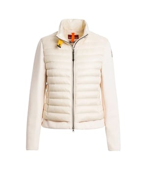 Dit stijlvolle gewatteerde jack combineert functionaliteit met een modieuze mix van piqué materialen voor een elegante look. De normale pasvorm en praktische tweewegritssluiting bieden optimale bewegingsvrijheid, terwijl de opstaande kraag extra bescherming biedt tegen de wind. Twee zijzakken met ritssluiting bieden ruimte voor dagelijkse benodigdheden. Dankzij de ventilatie onder de armen blijft de jas comfortabel om te dragen, zelfs tijdens actievere momenten. De warme voering zorgt ervoor dat je je behaaglijk voelt op kille dagen, terwijl de waterafstotende en winddichte coating ideale bescherming tegen het weer biedt. Een discrete labelpatch op de mouw rondt het ontwerp af en geeft het jack een moderne touch.
