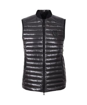 Belstaff Airframe zwart gilet met donsvulling. Ervaar het ultieme in veelzijdigheid en stijl met de Belstaff Black Jacket. Deze jas biedt zowel warmte als een modieus ontwerp, waardoor je moeiteloos kunt overstappen van een casual look voor overdag naar een chique avondensemble. Blijf gezellig en zie er geweldig uit met dit must-have jasje! Donsjack, Materiaal: 100% Polyamide, Vulling: 90% Witte Eendendons, 10% Witte Eendenveren. Merkbadge op de linkerborst, lichtgewicht. Ritssluiting met 3 zakken, ritssluiting, zwart gilet. Stijl: Casco Gilet Zwart