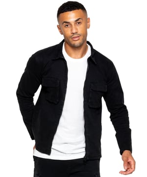 "La chaqueta sobrecamisa cargo Enzo presenta un diseño de manga larga con cremallera y cuello con cuello para una apariencia clásica. Con dos bolsillos cargo planos delanteros y dos bolsillos ribeteados laterales, tendrás amplio espacio de almacenamiento para todos tus elementos esenciales. Los adornos en las mangas y el dobladillo añaden un toque de detalle a esta prenda versátil.