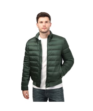 Belstaff Tonal Circuit Jacke für Herren in grün.- Verstellbarer Kragen mit Riegel unterhalb des Halses.- Tonaler Reißverschluss auf der Vorderseite.- Zwei aufgesetzte Seitentaschen und eine Innentasche mit Druckknopfverschluss.- Tonaler Phoenix-Aufnäher auf dem Ärmel.- Gerippter Saum und Ärmel.- Nylon mit hoher Dichte und leichte Daunen.- Leicht, gesteppt.- 100 % Polyamid.