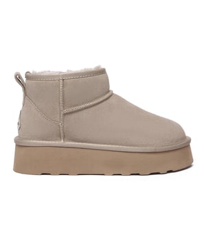 Ervaar het luxueuze comfort als je je voeten in een paar Heron Ultra Mini Platform Boots steekt, waarbij de Australische schapenvachtwol je omhult met zijn zachtheid en warmte. Gemaakt van rundsuède met een waterafstotende werking. coating aangebracht op het oppervlak, met deze nieuwe Heron Ultra Platform-laarzen kan het niet fout gaan. Specificatie: Bovenwerk van koeiensuède Warme schapenvacht-wollen voering Zachte schapenvacht Wollen binnenzool EVA-zool Technologieën: Water & Vlekbestendig bovenwerk Slipvaste buitenzool