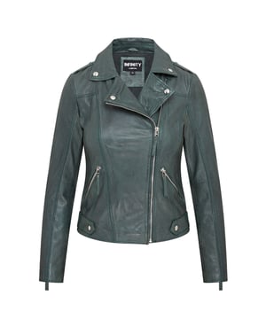 La clásica chaqueta de motociclista de piel con cremallera cruzada en color verde. Esta chaqueta, confeccionada con una piel de napa de oveja ultra suave y flexible, es un icono cultural. La cremallera pulida en ángulo en la parte delantera se extiende hasta un generoso cuello de solapa con muescas. Hay dos bolsillos con cremallera más grandes en la cintura. Los puños de las mangas tienen un estilo de guantelete con cremallera para permitir que se puedan usar cómodamente un par de guantes debajo. En el interior, la chaqueta está completamente forrada de satén. Piel de napa de oveja ultra suave, cremallera YKK plateada descentrada, diseño clásico, dos bolsillos con cremallera en ángulo en la cintura, interior completamente forrado de satén