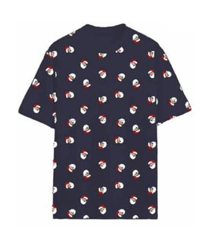Das Only & Sons Herren-T-Shirt besticht durch seinen Weihnachts-Print, der eine festliche Atmosphäre verbreitet. Es ist kurzärmlig und normal geschnitten, wodurch es bequem und vielseitig tragbar ist. Der Rundhalsausschnitt sorgt für ein klassisches und angenehmes Tragegefühl. Ein besonderes Merkmal dieses T-Shirts ist, dass es maximal 5% einlaufen kann, was bei der Pflege zu beachten ist. Gefertigt aus hochwertigen Materialien, bietet das T-Shirt nicht nur ein festliches Design, sondern auch hohen Tragekomfort und Langlebigkeit.