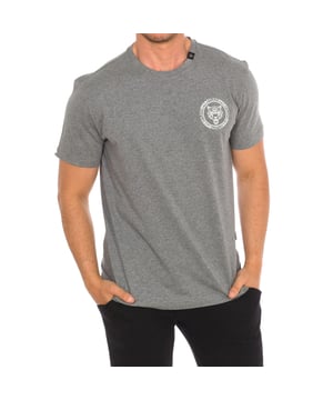 Plein Sport T-Shirt mit kurzen Ärmeln.
 Rundhalsausschnitt mit geripptem Abschluss.
 Markenprint auf der Oberseite der Vorderseite.
 Markeninsignien auf dem Rücken.
 Nähte im Farbton.
 Zusammensetzung: 100% Baumwolle
 Pflege:
Bei maximaler Temperatur von 30º waschen.
 Bei mittlerer Temperatur bügeln.
 Keinen Trockner verwenden.
 Kein Bleichmittel verwenden.
 Nicht chemisch reinigen.