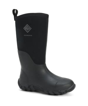 De schuine bovenrand biedt een comfortabelere pasvorm rond de kuit, terwijl het verlengde rubberen bovenwerk extra bescherming biedt.  Deze laars wordt nog jarenlang een klassieker.
